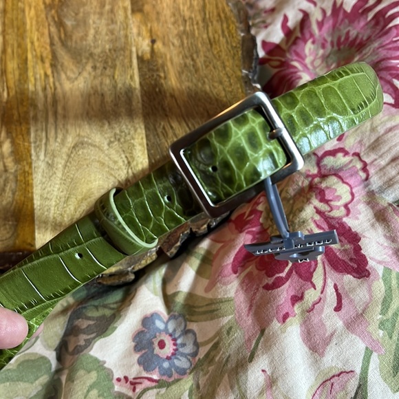 Vtg ANN TAYLOR Size Medium Green Leather Croc Embossed Belt Silver Closure NEW - Picture 13 of 16